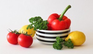 2 Zitronen, 1 Paprika, 2 Tomaten und Petersilie