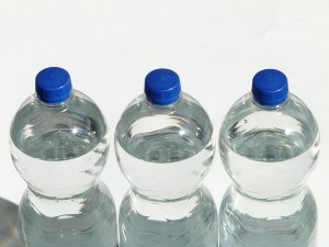 3 Plastikwasserflaschen mit blauen Deckeln