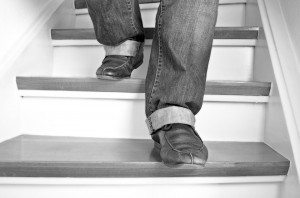 Mann geht eine Treppe runter