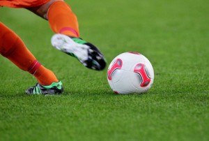 Fussballspieler schiesst den Ball