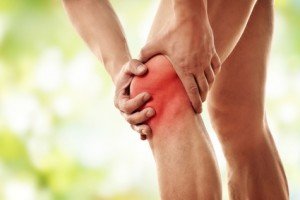 Mann hält sich schmerzendes Knie