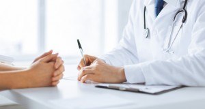 Patient wird von einem Arzt beraten