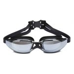 Die Schwimmbrille soll die Augen beim Schwimmen schützen.