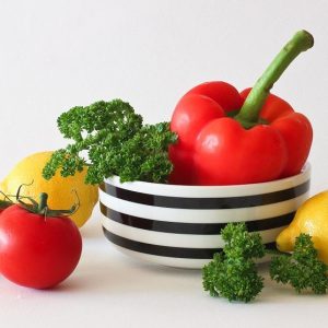 2 Zitronen, 1 Paprika, 2 Tomaten und Petersilie