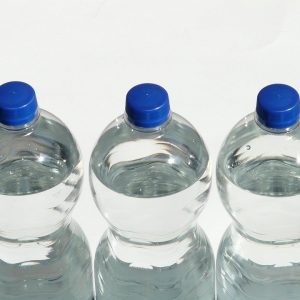 3 Plastikwasserflaschen mit blauen Deckeln