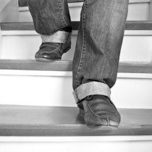 Mann geht eine Treppe runter