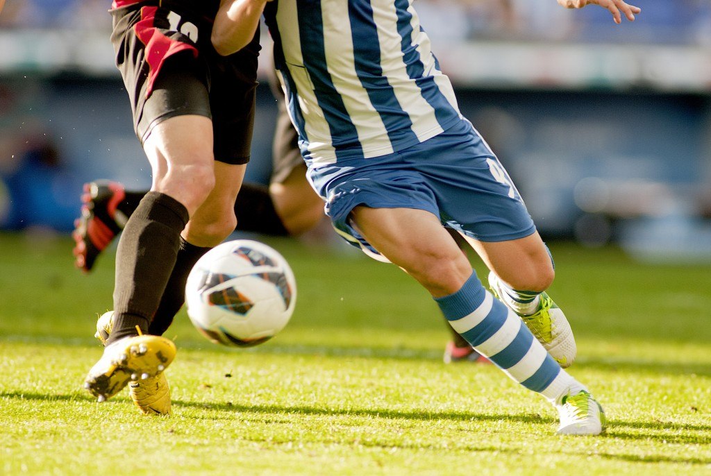 Zwei Fußballspieler am Ball