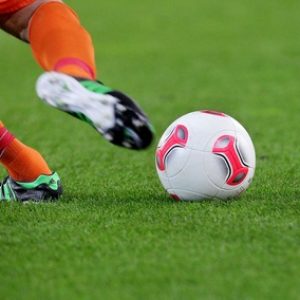 Fussballspieler schiesst den Ball