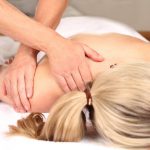 Professionelle Massage einer Frau