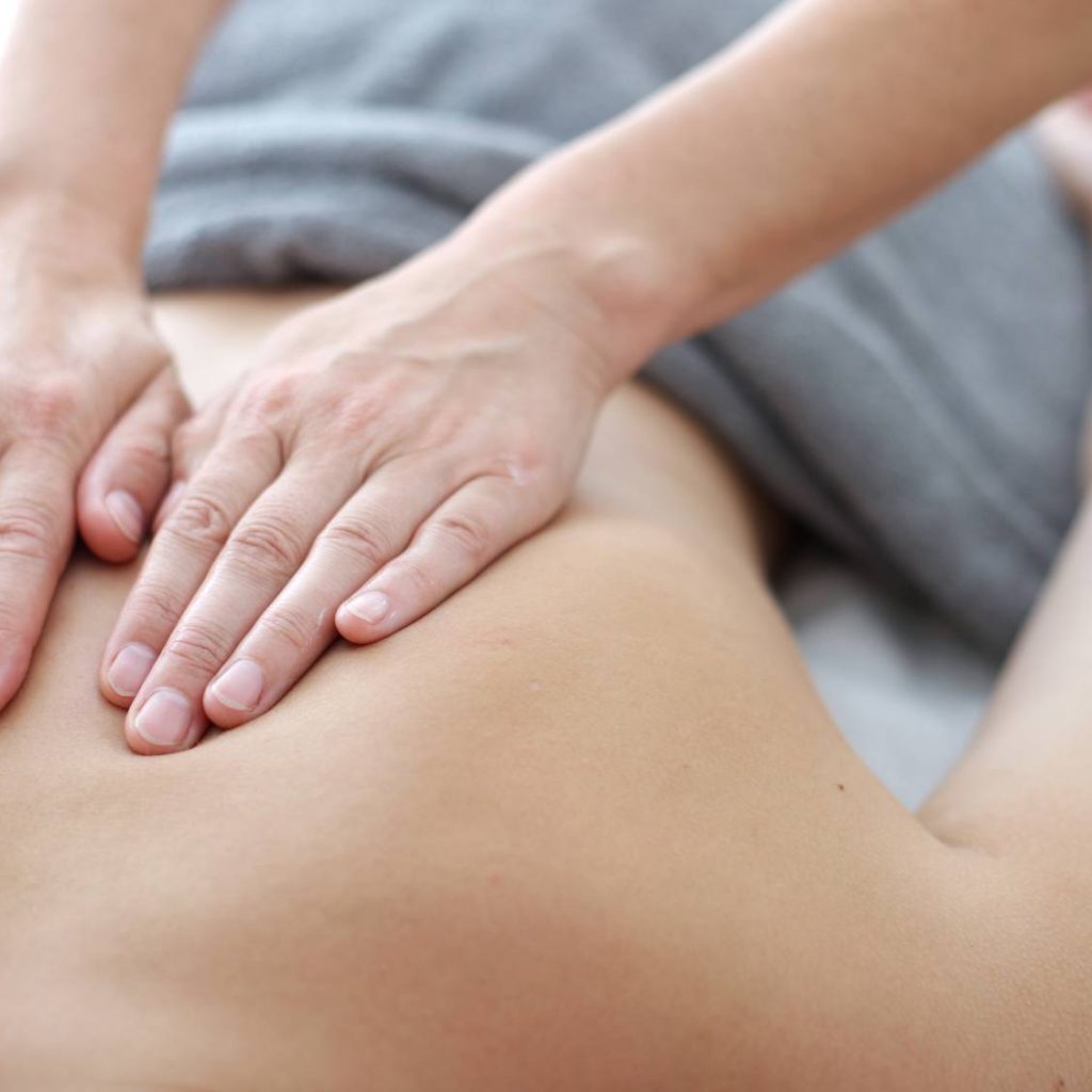Nahaufnahme einer Rückenmassage