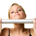 Junge Frau beim Klimmzugtraining