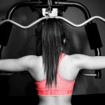 Auch Frauen schaffen mit dem richtigen Training mehrere Klimmzüge.