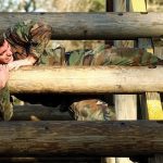 Soldaten bei der Bundeswehr halten sich unter anderem mit Klimmzügen fit.