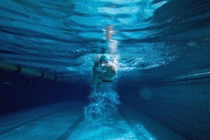 Effektiv Abnehmen durch regelmäßige Schwimmeinheiten.
