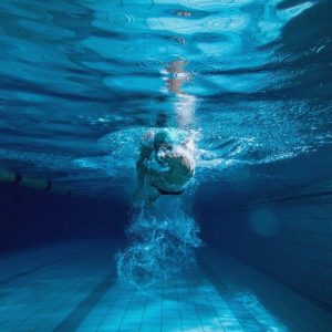 Effektiv Abnehmen durch regelmäßige Schwimmeinheiten.