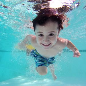 Kinder haben im Wasser meistens viel Freude.