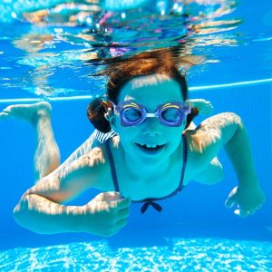 Kinder sollten gerade im Chlorwasser immer eine Schwimmbrille tragen, um die Augen zu schützen.