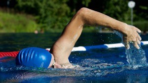 Ist Schwimmen effektiver als Laufen? Wir gehen dieser Frage auf den Grund.