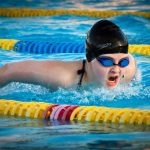 Bauen Sie in Ihren Trainingsplan fürs Schwimmen eine regelmäßige Steigerung ein.