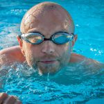 Die Schwimmbrille schützt die Augen vor Verschmutzung und Reizung.