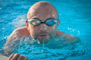 Die Schwimmbrille schützt die Augen vor Verschmutzung und Reizung.