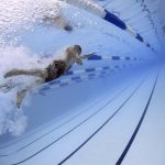 Für das Schwimmabzeichen sollte man im Vorfeld trainieren.