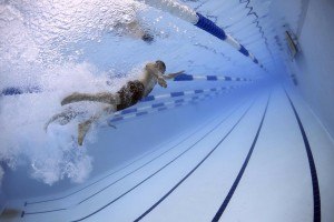 Für das Schwimmabzeichen sollte man im Vorfeld trainieren.