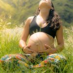 Erfahren Sie in diesem Ratgeber, was Sie in der Schwangerschaft beim Yoga beachten sollten.