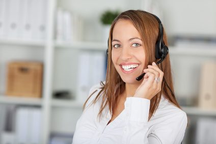 lächelnde junge frau mit headset