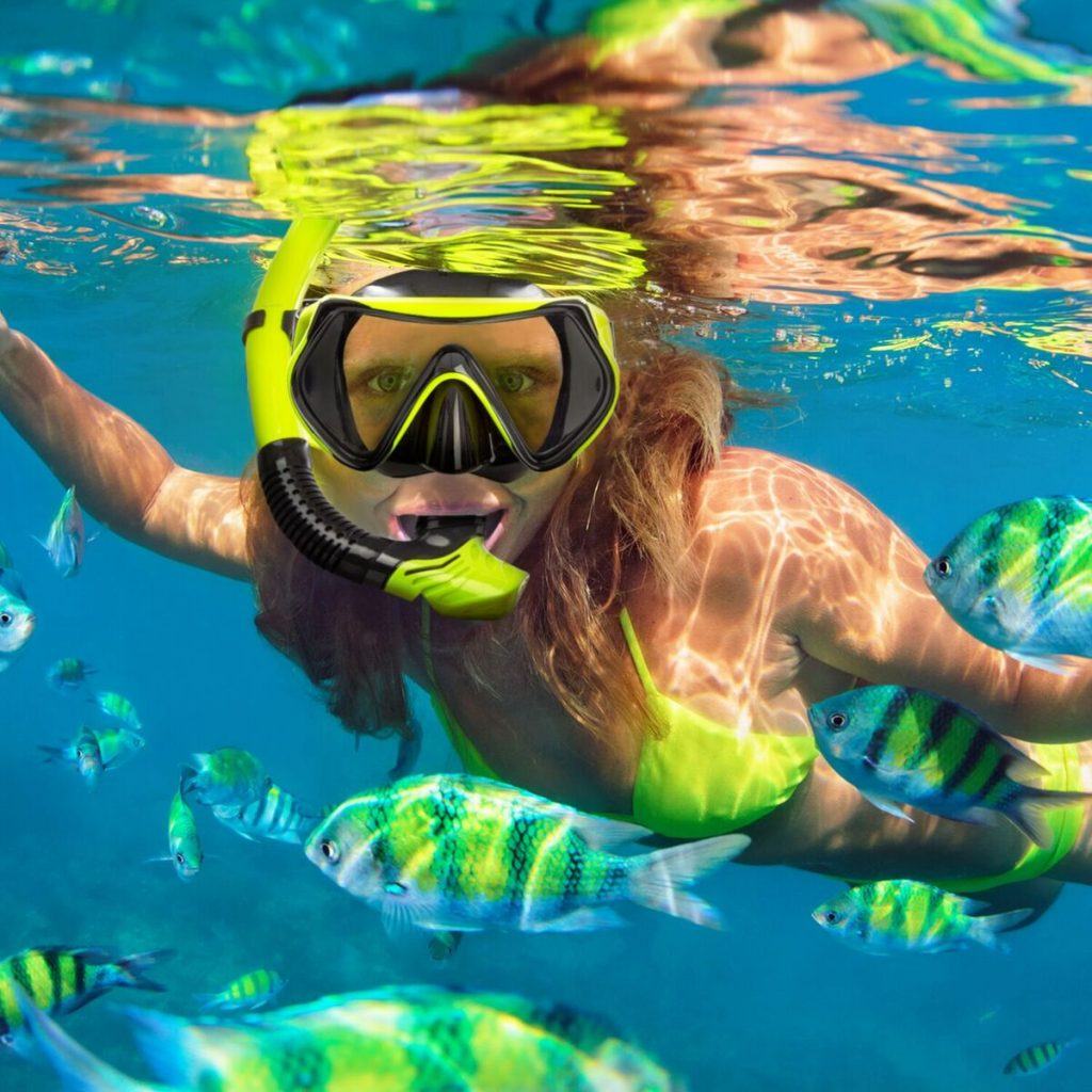 Frau schwimmt im Meer mit Schnorchelbrille