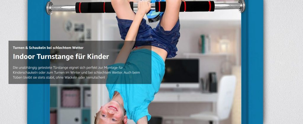 Klimmzugstange: Kind turnt im Türrahmen
